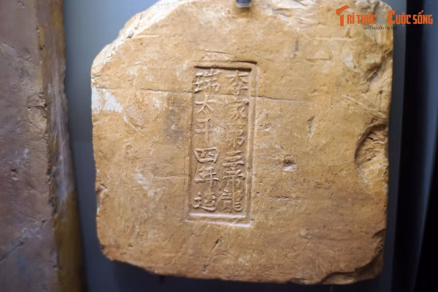 Gạch ghi niên hiệu "Long Thụy Thái Bình tứ niên tạo" thời Lý, năm 1057.