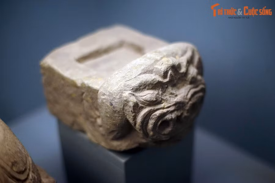 Sự tỏa sáng rực rỡ của nghệ thuật kiến trúc Lý được phản ánh qua vẻ đẹp tinh tế và sự độc đáo của các loại vật liệu trang trí cung điện. Ảnh: Đầu kê kiến trúc chạm mặt sư tử thời Lý.