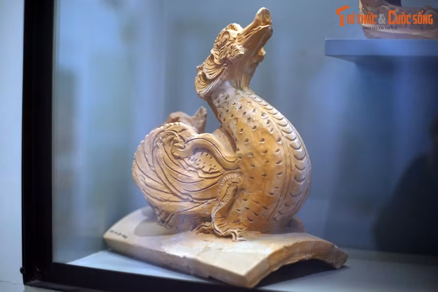 Dưới triều đại này, nền kinh tế phát triển hưng thịnh, nền văn hóa đặc sắc mang đậm bản sắc dân tộc được xây dựng, đưa Đại Việt bước vào thời kỳ phục hưng rực rỡ. Ảnh: Ngói úp nóc gắn tượng uyên ương thời Lý.