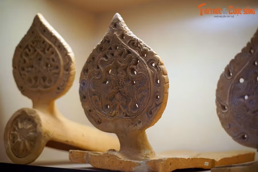 Trong các vòng thành, các vua Lý nối tiếp nhau xây dựng các cung điện, lầu gác, chùa, tháp, đền, đài, đàn tế, miếu, quán, nơi sinh hoạt và làm việc của hoàng đế, hoàng gia, triều đình. Ảnh: Ngói múi sen gắn lá đề trang trí rồng thời Lý.