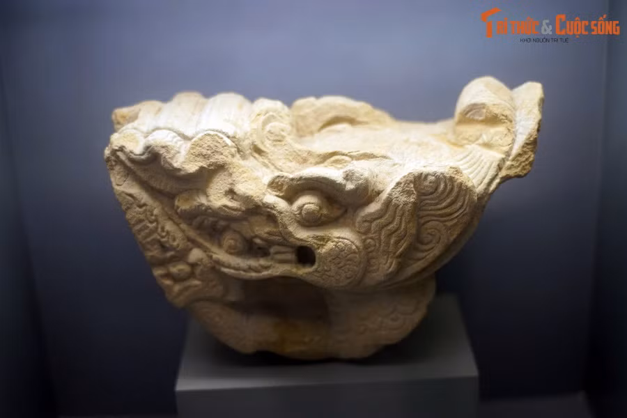 Đến năm 1029, nhà Lý hoàn thành việc quy hoạch xây dựng kinh đô Thăng Long với cấu trúc tổng thể gồm ba vòng thành bao bọc lẫn nhau: Đại La thành, Hoàng thành và Cấm thành. Ảnh: Đầu rồng thành bậc thời Lý.