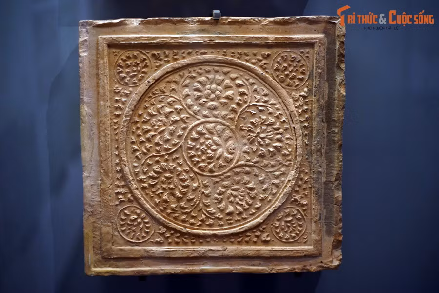 Gạch vuông trang trí hoa mẫu đơn dây thời Lý.