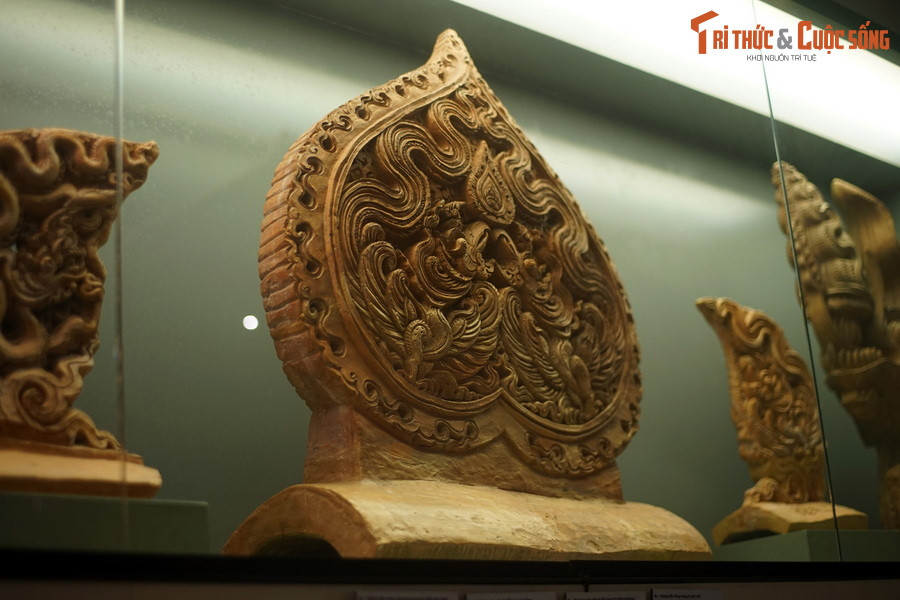 Ngói úp nóc gắn lá đề trang trí chim phượng thời Lý. Hiện vật này đã được công nhận là Bảo vật quốc gia.