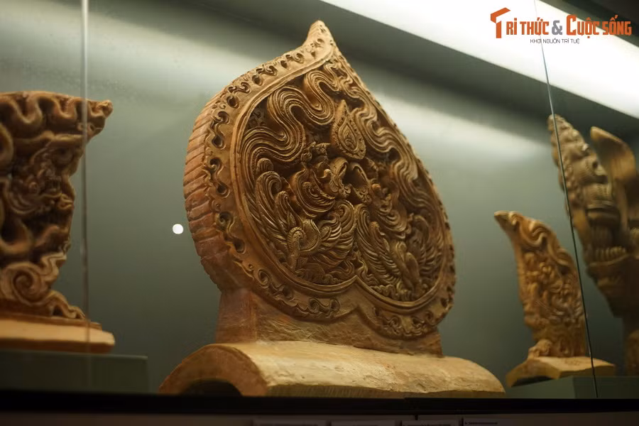 Ngói úp nóc gắn lá đề trang trí chim phượng thời Lý. Hiện vật này đã được công nhận là Bảo vật quốc gia.