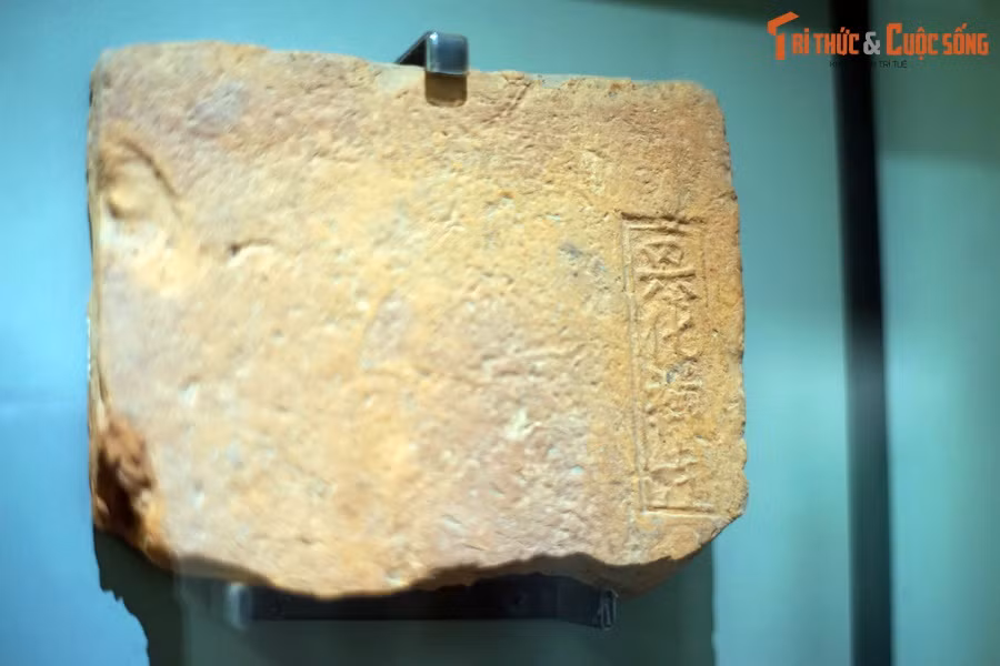 Viên gạch có chữ "Hưng Hóa thiền tự" thời Lý.