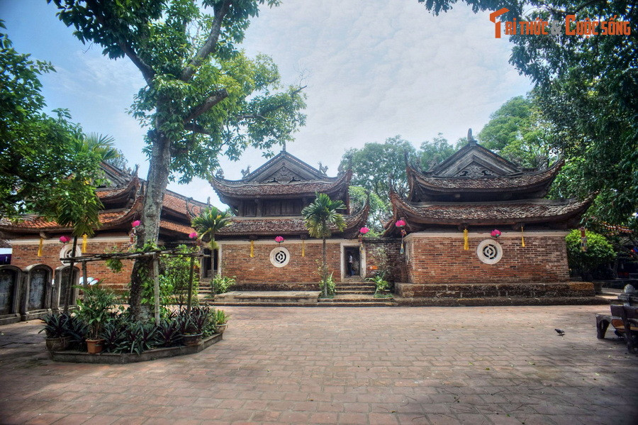 Nằm ở địa phận thôn Yên, xã Thạch Xá, huyện Thạch Thất, thành phố Hà Nội, chùa Tây Phương (tên chữ là Sùng Phúc tự) là một ngôi chùa cổ nổi tiếng với những nét đặc sắc trong kiến trúc và nghệ thuật.