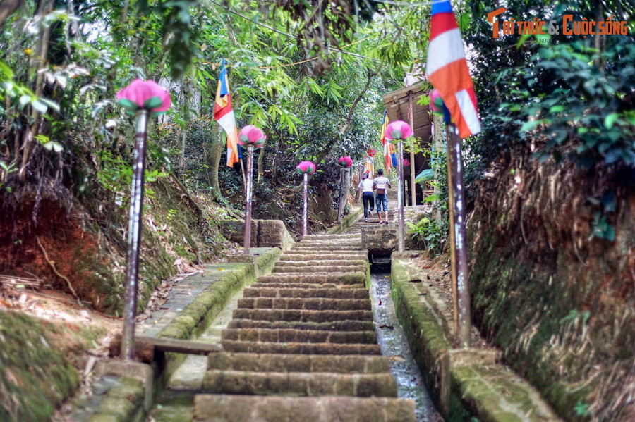 Vì chùa của họ Cao nằm ở cấp giữa núi (“huyệt tại trung cấp”), còn chùa Tây Phương ở trên đỉnh, không phù hợp với nguyên tắc về địa điểm trấn yểm đất của Cao Biền.
