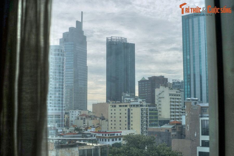 Vị giáo sư công tác tại Đại học KHXH &amp; NV TP HCM cho biết, ông và các cộng sự có đọc một bài báo cho rằng Sài Gòn được gọi là Hòn ngọc Viễn Đông vào thời kỳ sau Thế chiến thứ nhất (1914-1918) nhưng tác giả bài báo không nêu xuất xứ của tài liệu nói về điều này. Ảnh: Khu vực trung tâm TP HCM nhìn từ một tòa nhà cao tầng.