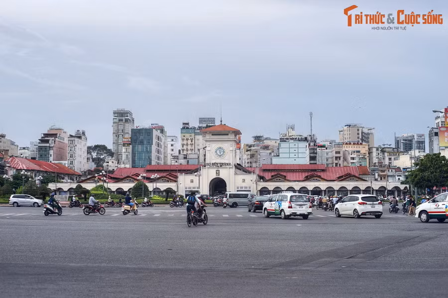 Khi gọi Sài Gòn là Hòn ngọc Viễn Đông, người nói ngụ ý thành phố Sài Gòn đẹp như một viên ngọc ở vùng Viễn Đông. Sở dĩ họ gọi như thế vì sau Thế chiến thứ nhất, kinh tế Nam kỳ phát triển, công thự, nhà cửa, phố xá được xây dựng và rực rỡ hẳn lên... Ảnh: Chợ Bến Thành, một công trình kiến trúc mang tính biểu tượng về Sài Gòn xưa.