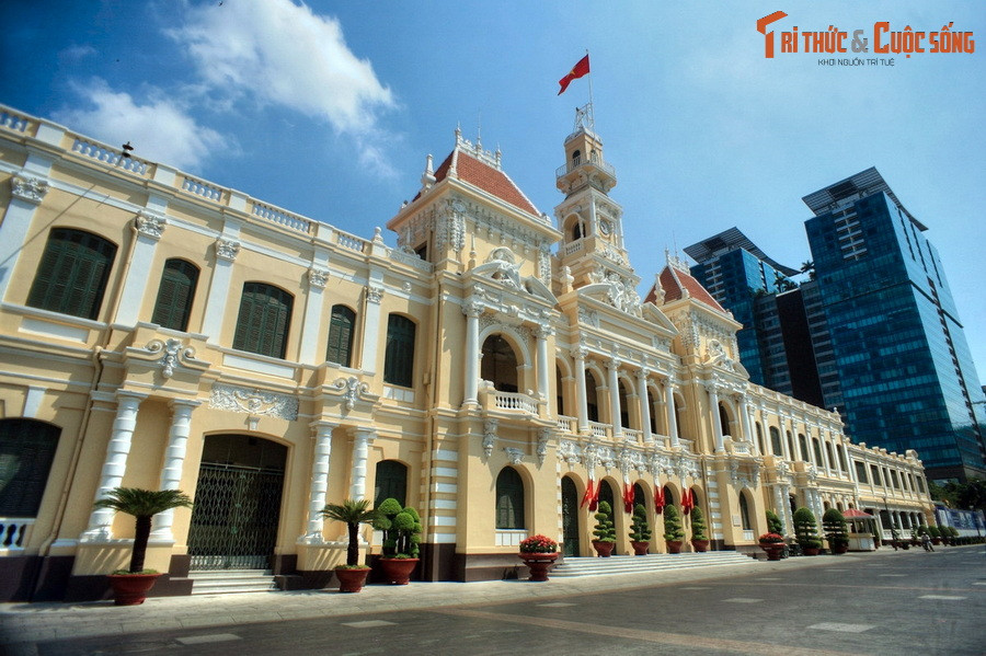 Bàn về chủ đề “Hòn ngọc Viễn Đông”, KTS Nguyễn Trọng Huấn, một người sinh sống tại TP HCM nhận định, Sài Gòn thời ấy chỉ là "hòn ngọc" đối với một bộ phận nhỏ dân cư ở tầng lớp trên, như các quan chức thuộc địa, thuyền viên các con tàu viễn dương... Ảnh: Tòa nhà UBND TP, thời thuộc địa là tòa thị chính của Sài Gòn.