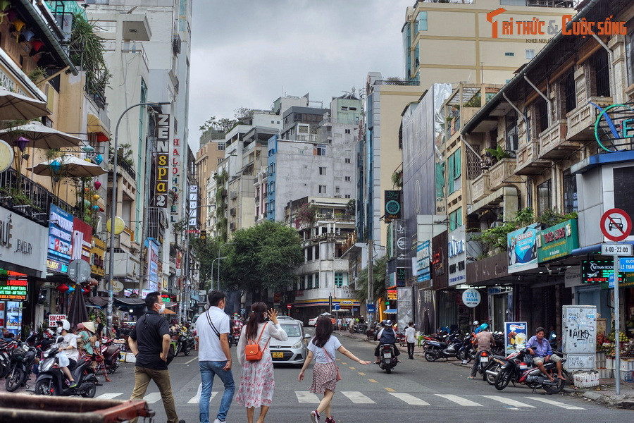 KTS Nguyễn Trọng Huấn đặt ra câu hỏi gợi mở: “Vậy thì hòn ngọc Viễn Đông với những dấu ấn thuộc địa chẳng có gì đáng tự hào sao lại là mơ ước của một Sài Gòn – TP HCM ngày hôm nay năng động, từng tạo nên những giá trị tiền đề cho công cuộc đổi mới đất nước?”. Ảnh: Đường phố ở trung tâm TP HCM.