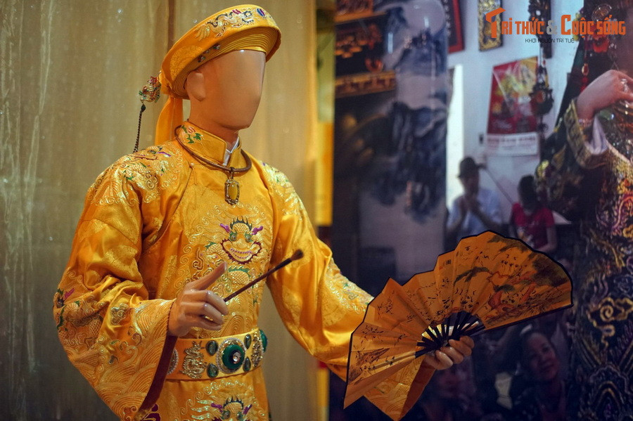 Sau một thời gian trầm lắng, tín ngưỡng thờ Mẫu đã phát triển trở lại từ đầu thập niên 1990, với sự thực hành tự nguyện của các con nhang, đệ tử và người thực hành di sản, huy động, góp tiền hỗ trợ cho việc duy trì lễ hội và trùng tu di tích thờ mẫu. Ảnh: Trang phục của giá chầu Ông Hoàng Mười.