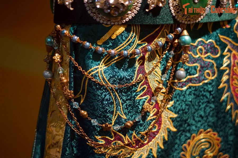 “Việc ghi danh di sản này sẽ góp phần vào khả năng bảo vệ di sản văn hóa phi vật thể nói chung và nâng cao nhận thức về tầm quan trọng của di sản ở các cấp độ khác nhau, do có những điểm tương đồng văn hóa...”. Ảnh: Chi tiết trên một bộ trang phục hầu đồng.