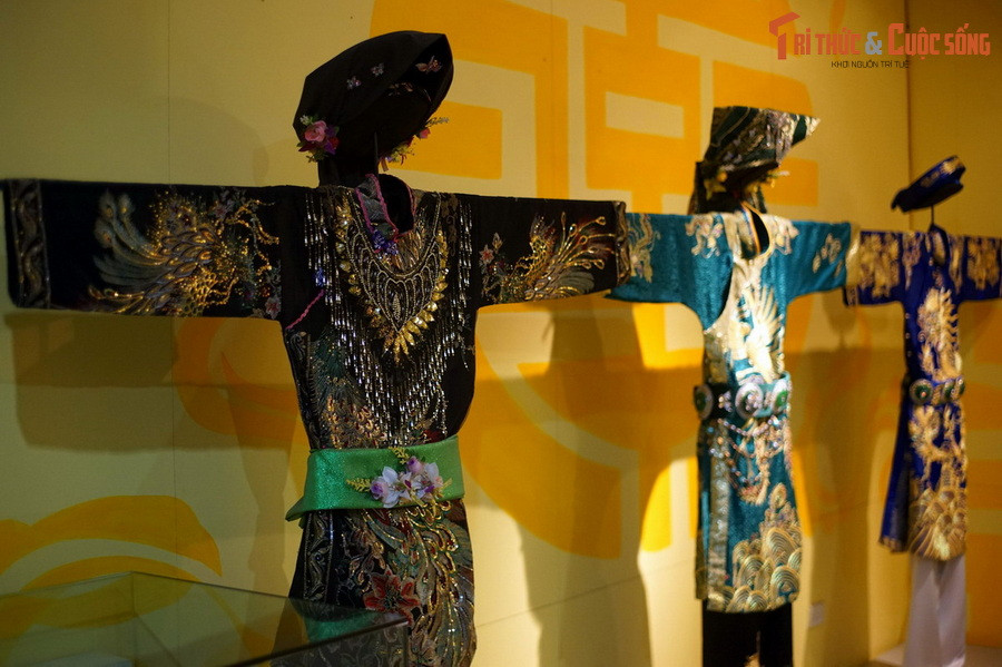 Sức mạnh và ý nghĩa của tín ngưỡng thờ Mẫu chính là đáp ứng nhu cầu tâm linh của người Việt, cầu tài, cầu lộc, sức khỏe, làm ăn, buôn bán, những niềm mong ước tốt đẹp cho cuộc sống hàng ngày. Ảnh: Trang phục dùng trong nghi lễ hầu đồng của đạo Mẫu.