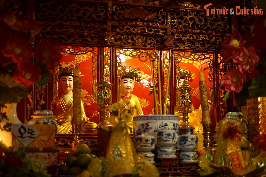 Người Việt theo tín ngưỡng thờ Mẫu thờ cúng các nữ thần cùng với các vị thánh là những nhân vật trong lịch sử hoặc huyền thoại, có công với dân, đất nước và có quyền năng trong các điện thờ. Ảnh: Tượng các nữ thần (Mẫu Thượng Ngàn, Mẫu Thiên và Mẫu Thoải) trong đạo Mẫu.