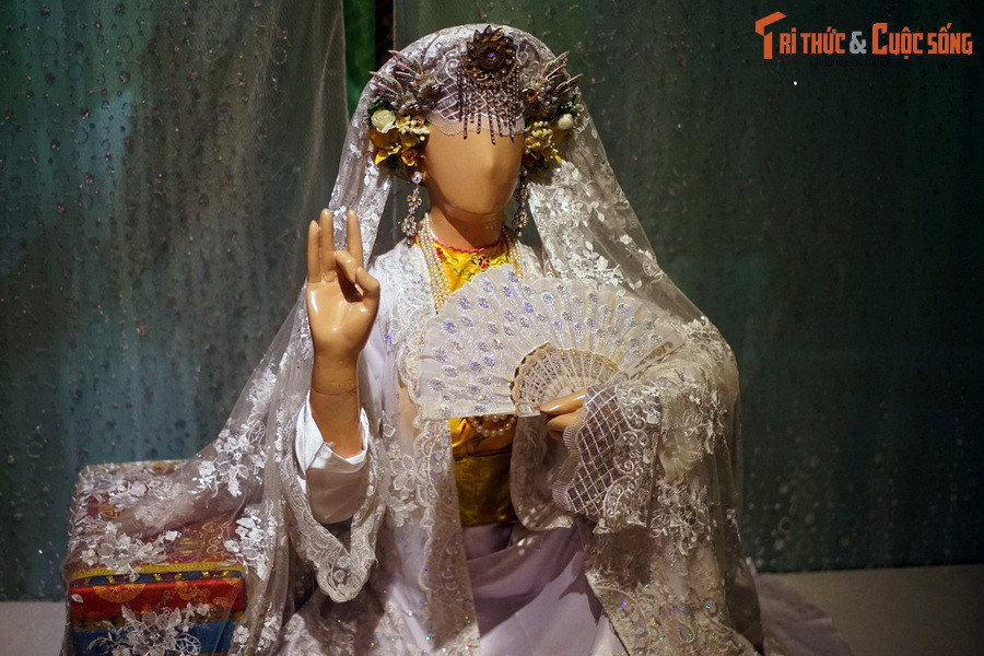 Đến năm 2016, thực hành tín ngưỡng thờ Mẫu tam phủ của người Việt đã được UNESCO công nhận là Di sản Văn hóa Phi vật thể đại diện của nhân loại. Đây là một sự vinh danh văn hóa truyền thống Việt Nam ở tầm thế giới. Ảnh: Trang phục của giá chầu Mẫu Đệ Tam.