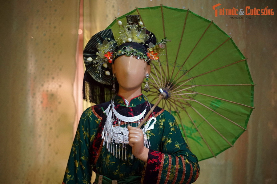 Từ thế kỷ 16, việc thực hành tín ngưỡng này trở thành một sinh hoạt văn hóa tín ngưỡng có ảnh hưởng sâu rộng trong đời sống xã hội và tâm thức người dân ở khắp các vùng miền Việt Nam. Ảnh: Trang phục của giá chầu Cô Bé Thượng Ngàn.