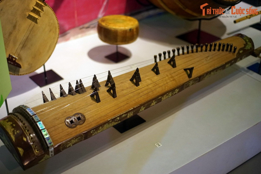 “Sự sáng tạo của con người sẽ phong phú hơn vì các yếu tố nghệ thuật của di sản bao gồm những bộ trang phục, điệu múa và âm nhạc chiếm một vị trí quan trọng trong lễ hội”. Ảnh: Đàn tranh, một nhạc cụ truyền thống dùng trong hát văn - lễ nhạc chầu Thánh trong đạo Mẫu.