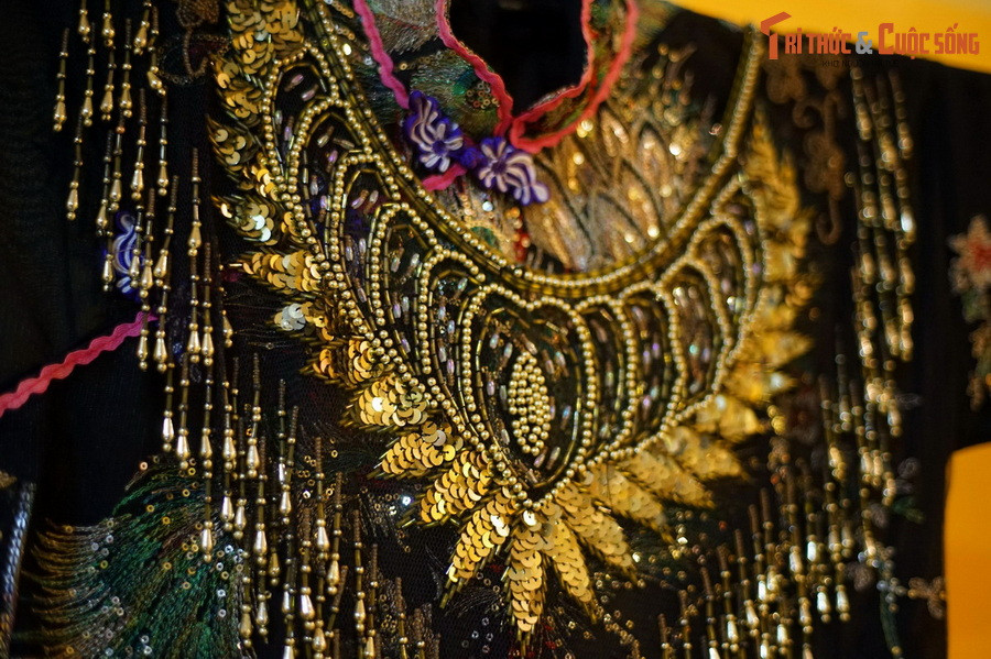 Hồ sơ “Thực hành tín ngưỡng thờ Mẫu tam phủ của người Việt” được UNESCO công nhận với những tiêu chí nổi bật sau: “Di sản được coi là một phương thức quan trọng đối với các cộng đồng để thể hiện ký ức lịch sử, bản sắc văn hóa, tinh thần đoàn kết và đáp ứng nhu cầu tâm linh”. Ảnh: Chi tiết trên một bộ trang phục hầu đồng.