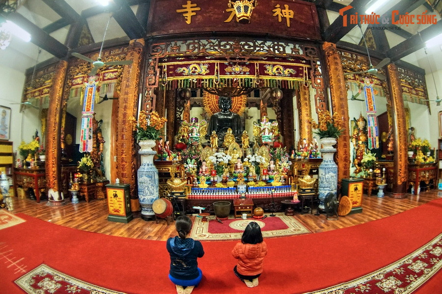 Chính điện của chùa Ngũ Xã là nơi đặt một bức tượng Phật A Di Đà bằng đồng khổng lồ rất nổi tiếng của Thủ đô Hà Nội. Việc đúc tượng được tiến hành năm 1952, dưới sự chủ trì của thượng tọa Vĩnh Tượng và tiến sĩ Vũ Văn Quý.