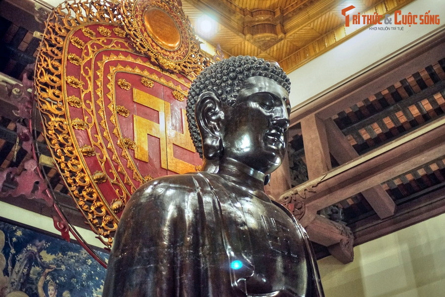 Điều đặc biệt là lượng đồng dùng để đúc tượng được lấy từ các pho tượng tôn vinh chế độ thuộc địa do chính phủ Bảo hộ dựng ở các vườn hoa trong thành phố Hà Nội.