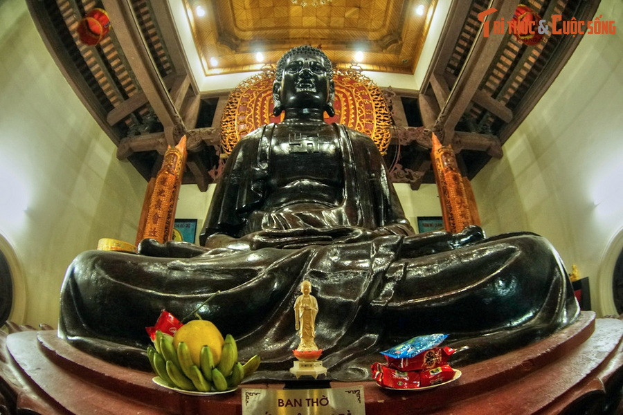 Tượng thể hiện hình ảnh Phật A Di Đà trong tư thế ngồi kiết già trên một đài sen với 96 cánh. Thân tượng cao gần 4 mét và cân nặng 12.300 kg, khoảng cách giữa hai đầu gối là 3,60 mét. Tòa sen cao 1,45 mét, nặng 3,9 tấn.