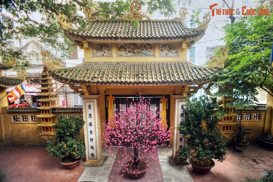 Theo sử sách, chùa được dựng vào thời Hậu Lê, thế kỷ 18. Nơi này thờ Phật và ông tổ nghề đúc đồng – quốc sư Nguyễn Minh Không (tức Lý Quốc Sư) nên lấy tên Thần Quang theo tên một số chùa do vị quốc sư này sáng lập như chùa Cổ Lễ (Nam Định), chùa Keo (Thái Bình)...