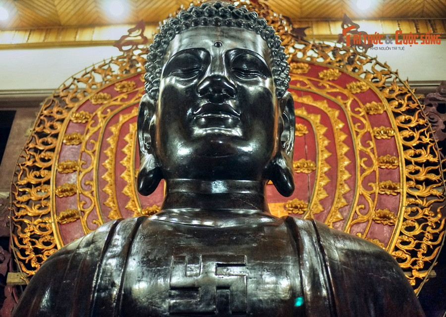 Đó là tượng toàn quyền Paul Bert ở vườn hoa Paul Bert (vườn hoa Lý Thái Tổ ngày nay), tượng Nữ thần Tự Do ở vườn hoa Cửa Nam và tượng Canh nông ở vườn hoa Robin (vườn hoa Lê Nin ngày nay).