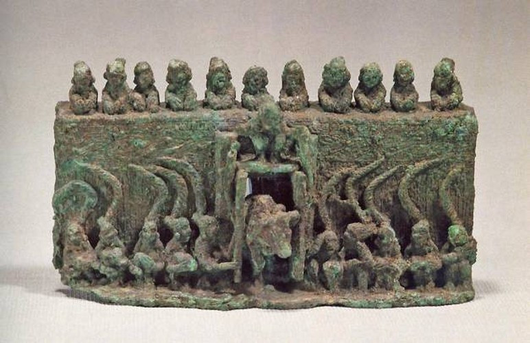 Đây dường như là cảnh tượng ở một đấu trường. Khán giả trên khán đài quan sát một con bò tiến vào, hai bên là các vũ công đang nhảy múa với khăn dài.