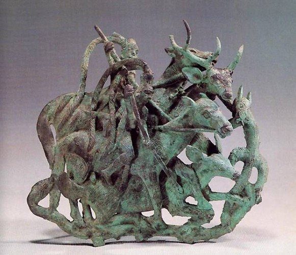 Một tác phẩm đồng Điền có độ phức tạp cao, thể hiện cảnh đi săn của những người đàn ông.