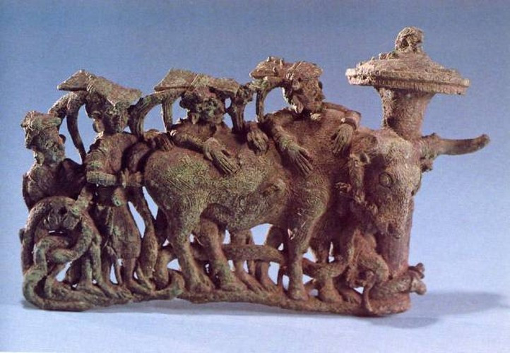 Tác phẩm này thể hiện cảnh bốn người đàn ông đang cố gắng buộc một con bò đực vào cột. Con rắn lớn đang cuộn mình giữa chân của nhóm người và con bò.