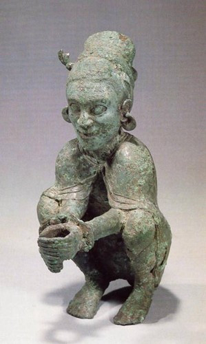 Một người đàn ông ngồi xổm.