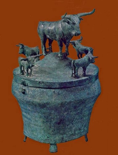 Thùng đồng có nắp hình 5 con bò.