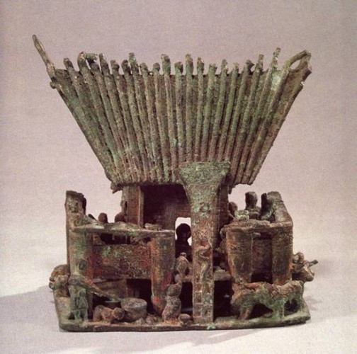 Mô hình nhà hoặc đền thờ của người Điền Việt. Các hiện vật trong bài được trưng bày tại Bảo tàng Vân Nam, Trung Quốc (Ảnh: Rolfgross.dreamhosters.com).