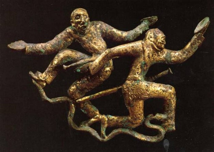 Các vũ công tung hứng đĩa và một con rắn, bằng đồng dát vàng.