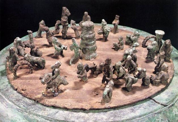 Cảnh tượng được cho là nghi lễ hiến tế trên nắp một thùng đồng.