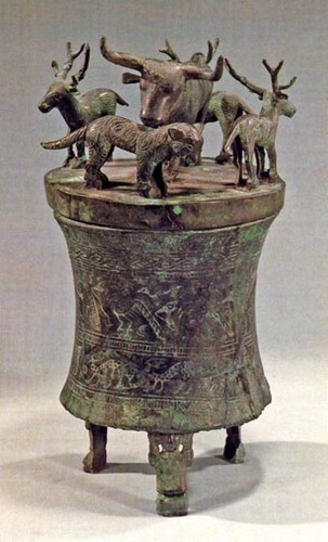 Chiếc thùng đồng của người Điền có hình ba con hươu và một con hổ quây quanh một con bò trên nắp.
