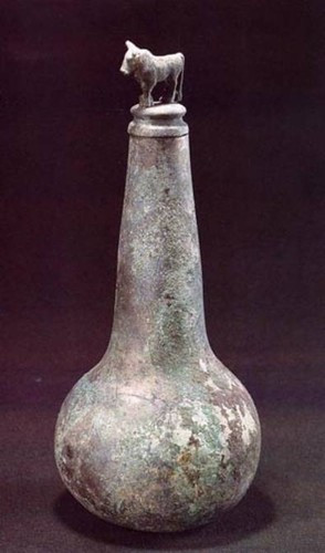 Một bình rượu trang nhã có dạng bầu với một con bò trên nắp.