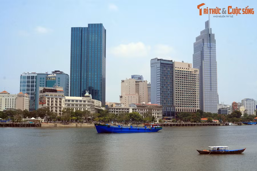 Bước sang thế kỷ 21, hình ảnh những tòa nhà cao vút soi bóng xuống sông Sài Gòn đã trở thành biểu tượng về sự phát triển của TP HCM nói riêng và Việt Nam nói chung. Dòng sông lịch sử đang tiếp tục chứng kiến sự chuyển mình của thành phố và đất nước khi một khu đô thị tầm vóc quốc tế hình thành trên bán đảo Thủ Thiêm ở bờ Đông...