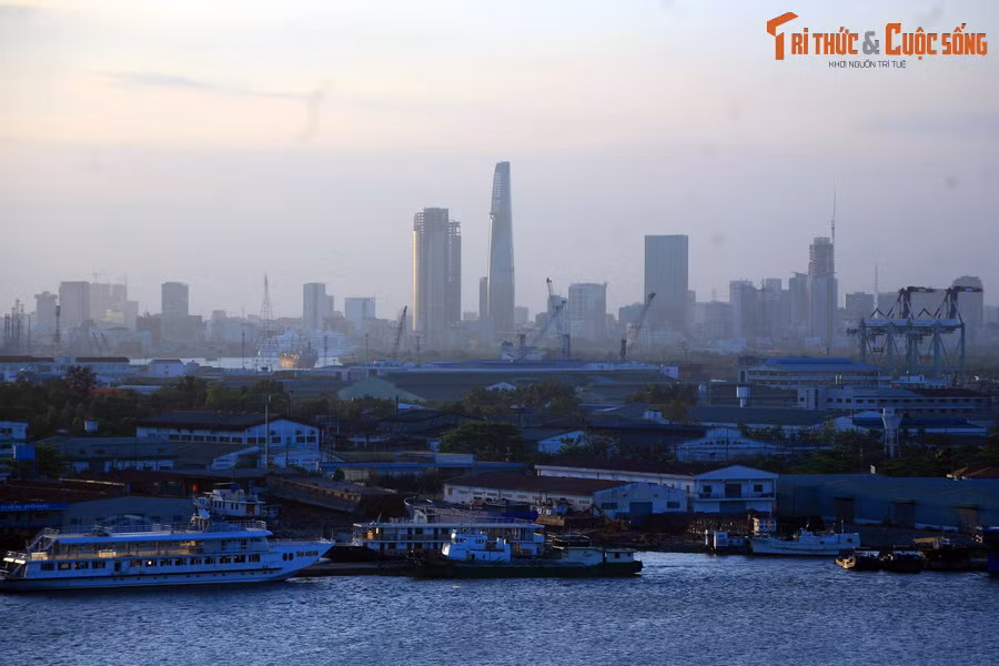 Ngoài vai trò là thủy lộ quan trọng, sông Sài Gòn còn là nơi xảy ra nhiều trận đánh ác liệt dưới thời phong kiến trong lịch sử nước Việt. Ngày 17/2/1859, sau khi tấn công 12 đồn dọc hai bờ sông và 3 cảng trên sông Sài Gòn, thực dân Pháp đã chiếm thành Gia Định .