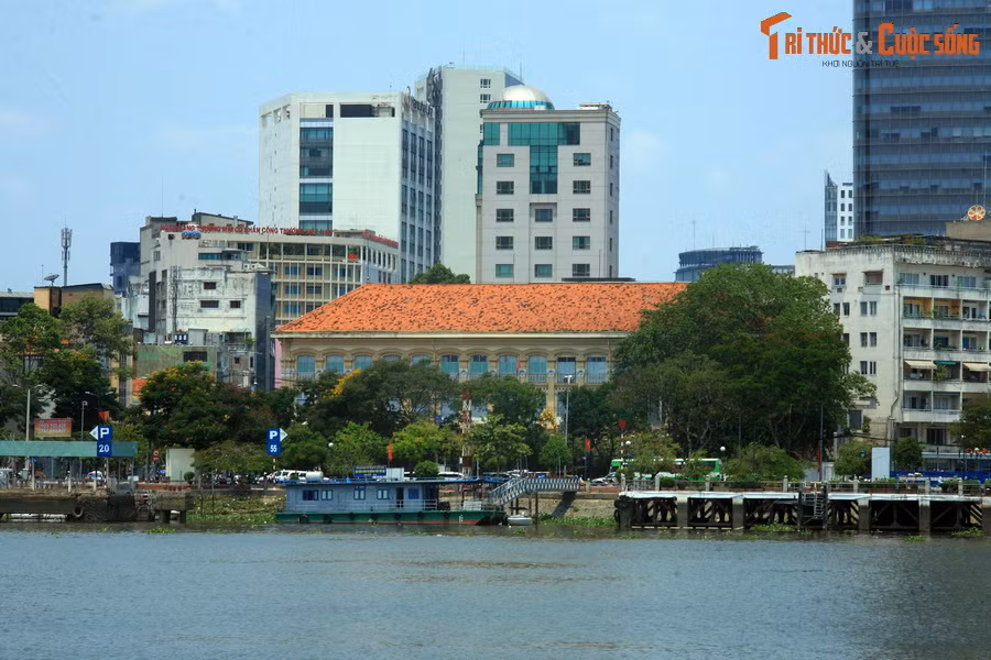 Cũng trong giai đoạn này, diện mạo đô thị hiện đại của Sài Gòn đã được hình thành dọc bờ Tây sông Sài Gòn với những đại lộ hướng ra bờ sông, công viên bên sông và nhiều công trình tráng lệ có tầm nhìn ra bờ sông.