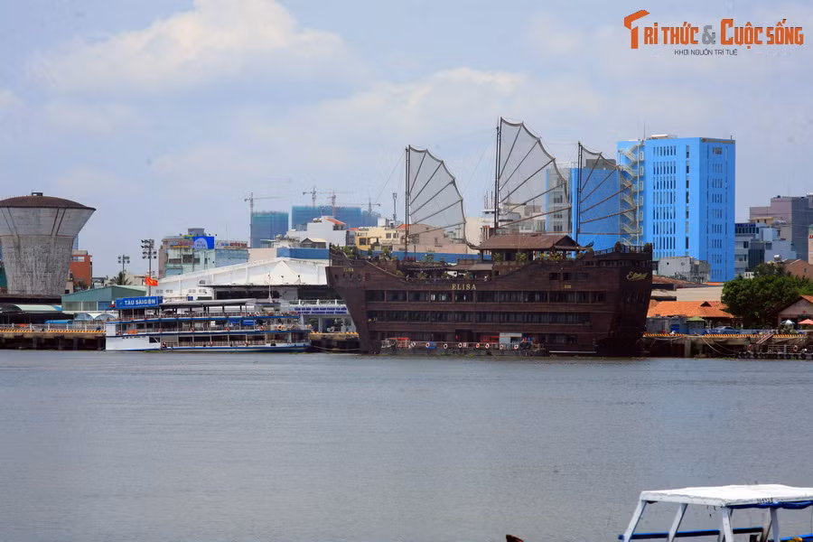 “...Những tàu buôn và ghe thuyền sông biển trong và ngoài nước ra vào không ngớt, trông thấy đầu tàu nối liền, đuôi cột buồm chi chít, đủ biết đó là nơi đô hội”.