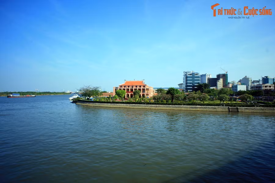 Là dòng sông chính chảy qua TP HCM và gắn liền với lịch sử hình thành và phát triển của thành phố này, sông Sài Gòn là một trong những dòng sông nổi tiếng nhất Việt Nam.