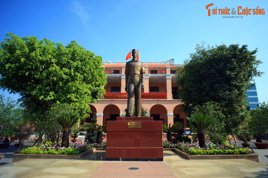 Vào ngày 5/6/1911 với tên mới Văn Ba, người thanh niên Nguyễn Tất Thành đã lên con tàu Amiral Latouche Tréville, rời bến cảng Nhà Rồng, một cảng lớn trên sông Sài Gòn, khởi đầu một cuộc hành trình tìm đường cứu nước. Đây là một sự kiện đặc biệt trong lịch sử cách mạng Việt Nam.