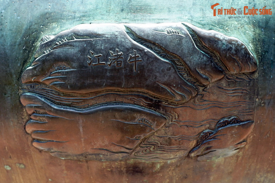 Sông Bến Nghé chính là huyến mạch giao thông đường thủy phục vụ cho việc phát triển vùng đất Gia Định xưa. Với tầm quan trọng to lớn, hình ảnh dòng sông này đã được đúc trên Cửu Đỉnh nhà Nguyễn với tên gọi “Ngưu Chữ giang”.