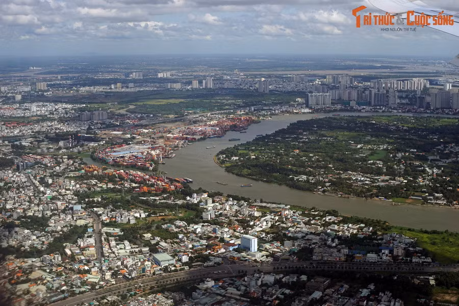 Dòng sông này là một chi lưu của sông Đồng Nai, bắt nguồn từ rạch Chàm, thuộc địa phậ huyện Lộc Ninh, tỉnh Bình Phước. Sông dài 256 km, chảy qua các tỉnh Bình Phước, Bình Dương và TP HCM trước khi hợp với sông Đồng Nai rồi đổ ra biển Đông. Sông chảy trên địa phận TP HCM với chiều dài 80 km.