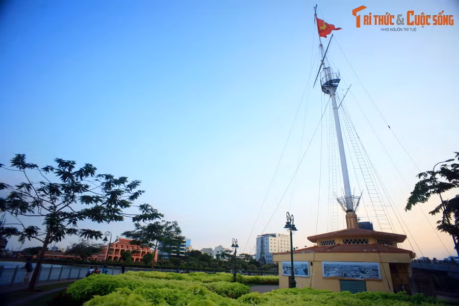 Để hướng dẫn tàu bè ra vào sông Sài Gòn được an toàn, người Pháp đã cho xây bên bờ sông một cột cờ cao 30 mét, gọi là cột cờ Thủ Ngữ. Cột cờ này là nơi ghi dấu nhiều sự kiện quan trong trong lịch sử Sài Gòn - TP HCM.