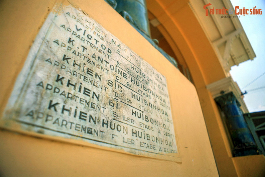 Trên một trụ cổng sau của dinh thự chú Hỏa vẫn còn tấm bia đá khắc tên những người chủ ngôi nhà, đều là con cái của Hứa Bổn Hỏa. Trên thực tế, vị đại gia họ Hứa chưa bao giờ được tận hưởng sự sang trọng của tòa nhà bề thế này vì nó được xây sau khi ông đã qua đời.