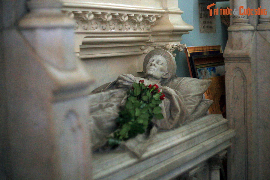 Ông Huyện Sỹ qua đời năm 1900 khi nhà thờ chưa xây dựng xong. Về sau khi vợ ông là bà Huỳnh Thị Tài mất năm 1920, người ta mới đưa hai ông bà chôn ở gian chái sau cung thánh của nhà Huyện Sỹ. Khu mộ được xây bằng đá cẩm thạch, được chạm khắc hết sức tinh xảo.