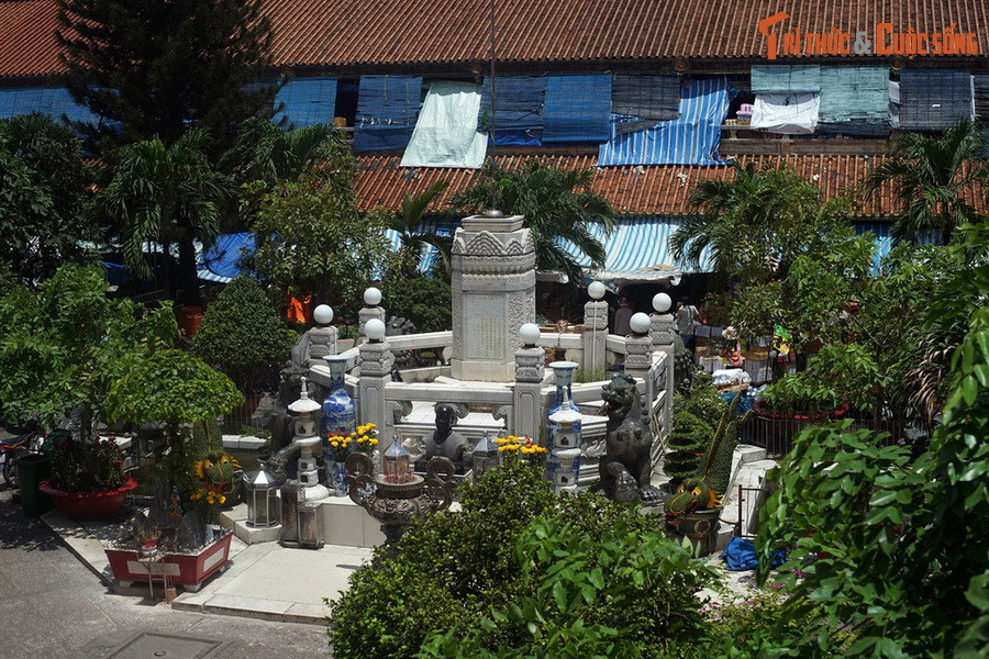 Để tưởng nhớ Quách Đàm, một đài thờ ông đã được xây ở chính giữa sân trời của chợ Bình Tây là đài thờ ông Quách Đàm. Không chỉ là người sáng lập chợ, ông còn được coi là vị thần tài của khu chợ lịch sử này.